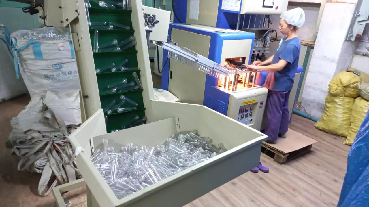 Máquina sopladora semiautomática de cuatro cavidades