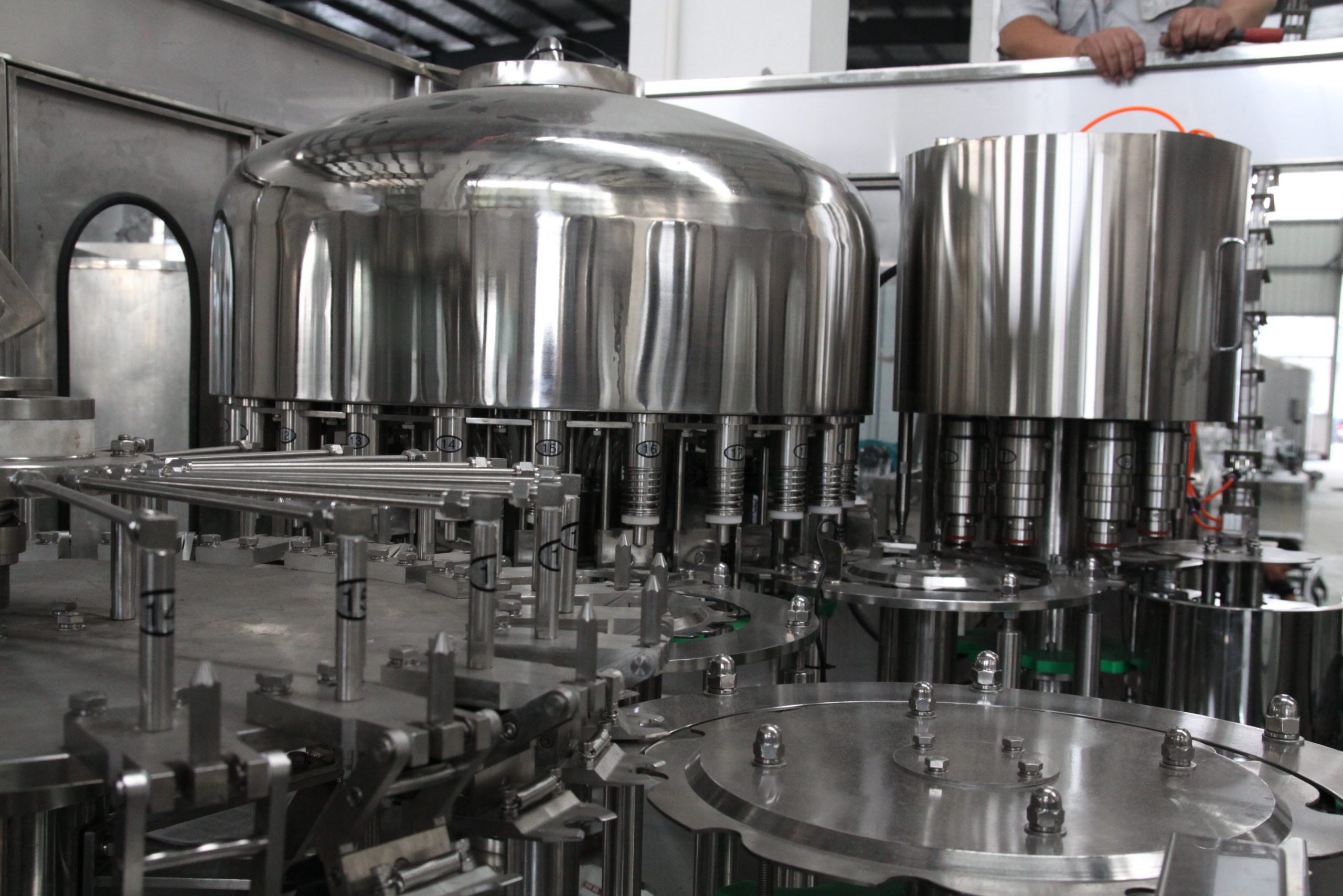 máquina de llenado de agua potable en botellas PET