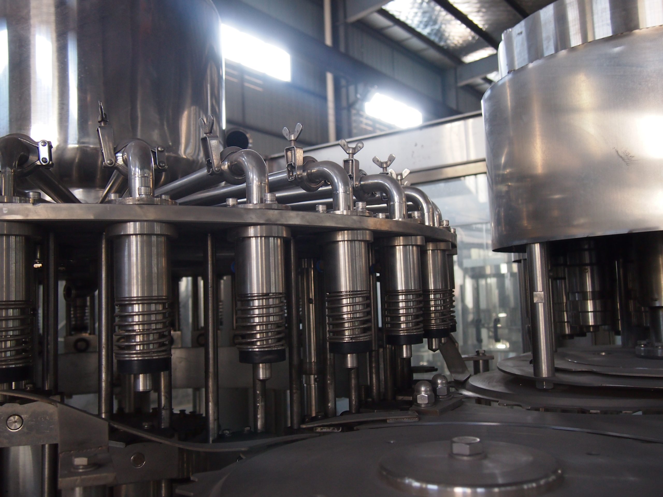 llenadora de jugos con sistema anti-espuma