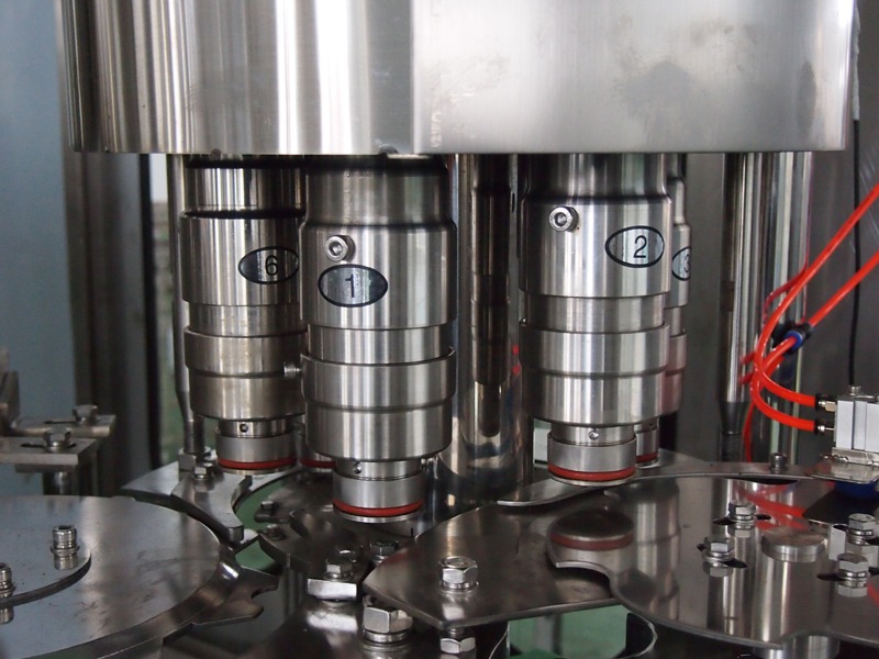 máquina de llenado de agua con sistema de capping magnético